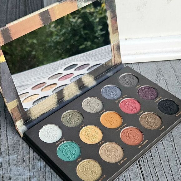 NOMAD COSMETICS x BERLIN UNDERGROUND LIMITED EDITION EYESHADOW PALETTE - Picture 10 of 12